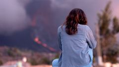 Una vecina observa el volc�n de La Palma