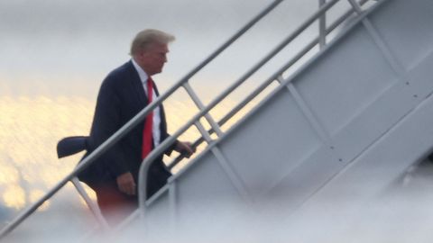 Donald Trump embarca en su avi�n despu�s de entregarse en la c�rcel de Atlanta y pagar la fianza