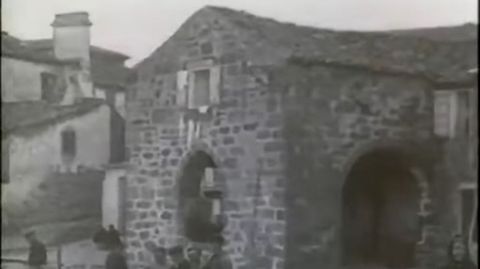 Fisterra. Toda la zona de A Ribeira, frente al mar, aparece en las imgenes, que dan fe de una arquitectura marinera singular. Tambin se ve el castillo.