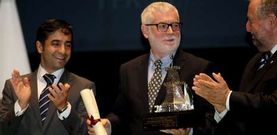 El rector de la UDC, Xos� Luis Armesto, recoge la distinci�n de manos de los alcaldes de Ferrol y Lugo.