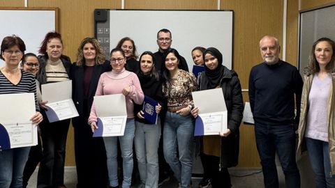 Participantes en los cursos con la alcaldesa y la concejala.
