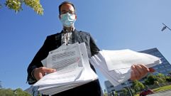 Javier Carro muestra todos los papeles que ha ido acumulando durante su proceso de reclamaci�n de las notas