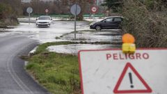 Inundaciones en A Limia, en la carretera entre Zas y Rebordech�.