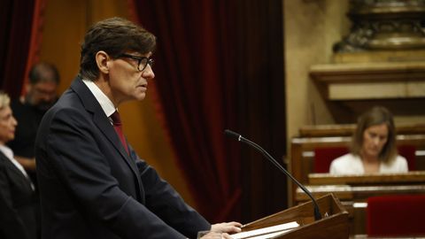 El candidato a la investidura para presidir la Generalitat de Catalu�a, Salvador Illa, interviene en el debate del pleno de investidura, en el Parlament de Catalu�a
