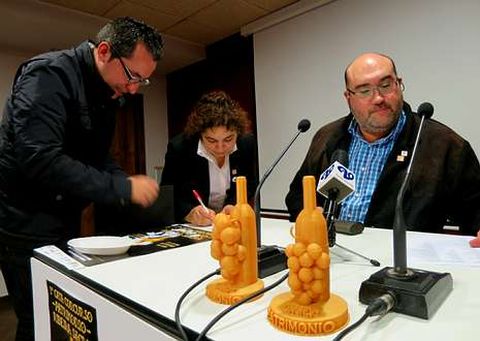 Los organizadores del concurso muestran dos de los trofeos que recibir�n los ganadores. 