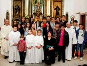 El vicario episcopal Jos� Antonio Seoane Ares presidi� las confirmaciones celebradas en A Ponte do Porto (izquierda) y Camari�as (derecha).