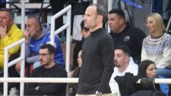 Juanma Marrube, en su reestreno al frente del Reyco Burela FS en la cancha del MRB M�stoles.