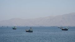 Peque�as embarcaciones transitan�por el estrecho de Ormuz�cerca de la costa de Oman.
