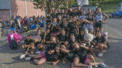 Buena parte de los bailarines de Street Dance Cedeira, con la directora y core�grafa (segunda por la izquierda de pie), en Tui