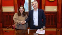 La alcaldesa, In�s Rey, y el rector de la UDC, Ricardo Cao, tras la firma del convenio para la Cidade das TIC