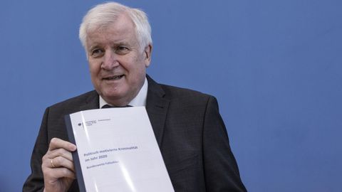 El ministro de Interior, Horst Seehofe,present� este martes el informe anual de los delitos con motivaci�n pol�tica.