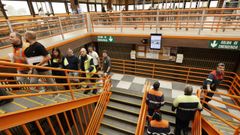 Trabajadores llegando a una asamblea del comit� de Alcoa