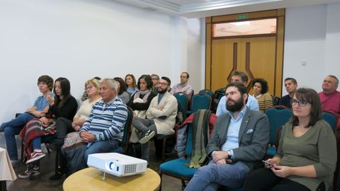 Manuel, a la izquierda de la imagen, durante una reuni�n de la Asociaci�n Gallega de Hemof�licos