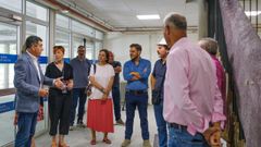 El conselleiro Romn Rodrguez, con el equipo directivo del IES Blanco Amor en una visita a las instalaciones.