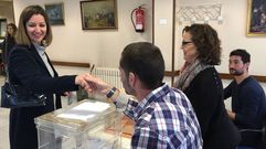 la alcaldesa de Lugo, Lara M�ndez, vota en el centro de mayores de la plaza de A Milagrosa