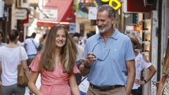 La princesa Leonor junto a su padre, el rey Felipe VI, en Mallorca.