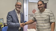 Severino Rodr�guez, a la izquierda, e I�aki Casti�eira, tras la firma del acuerdo