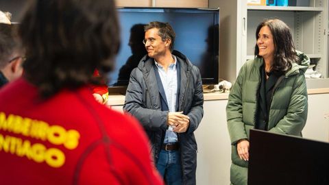 Borja Verea y Paula Prado, en el parque de bomberos de Santiago