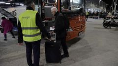 Viajeros del tren a Ferrol, subiendo al bus que los traslad� ayer por la noche tras el cierre de la estaci�n provisional