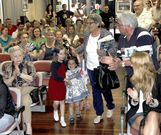 Rosa Garc�a entrando al acto con sus nietas Rosal�a y Amara. 