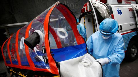 Un sanitario desinfecta una camilla en la que desplaz a un enfermo de coronavirus en Ciudad de Mxico