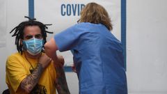 Un joven recibe una dosis de la vacuna contra el Covid-19 en Avil�s, Asturias