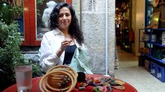 Tatiana Fernndez, bordando en el bar La Flor de Santiago, donde volver a impartir el prximo mes uno de sus talleres y, haciendo un guio al nombre del espacio, los participantes cosern flores.