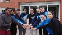 Nueve de los deportistas gallegos becados en el Centro de Alto Rendimiento: Digna Silo (halterofilia), Juan Ferr�n (nataci�n), Jacobo Fern�ndez (b�dminton), Rodrigo Sanjurjo (b�dminton), Miguel Mart�nez (nataci�n), Nicol�s Fraga (tiro ol�mpico), Sergio Troiti�o (taekuondo), Luc�a Rodr�guez (b�dminton) y Helena Garc�a (taekuondo), junto a la entrada de la residencia Joaqu�n Blume de Madrid.
