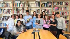 Esteban Folgar, en el centro, sosteniendo la novela, charl� con los alumnos del centro educativo carnotano.