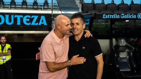Los entrenadores del Celta Fortuna y del Eibar, Fredi �lvarez y Jokin Aranbarri, antes del inicio del partido.