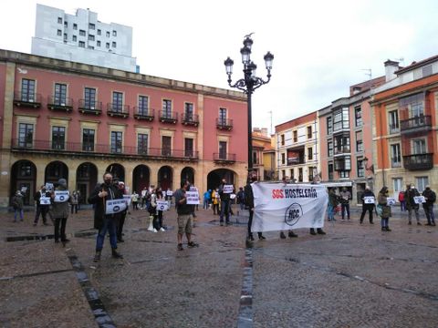 Concentraci�n de Hosteler�a con Conciencia frente al ayuntamiento de Gij�n