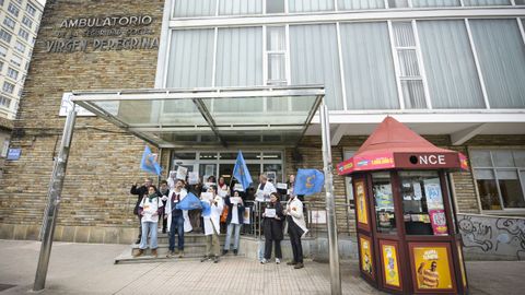 Protesta de m�dicos de familia, este lunes, en el ambulatorio Virxe Peregrina de Pontevedra
