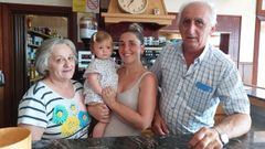 Maribel y Enrique con su hija, Begoa, y su nieta, Martina, ayer detrs de la barra del bar, con la tienda al fondo