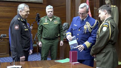 Militares rusos con el supuesto dron que atac� la mansi�n de Putin