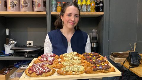 La cafetera ovetense Alcoffe acaba de incorporar a su carta crookies. Laura Teijeiro posa con algunas unidades de este dulce viral