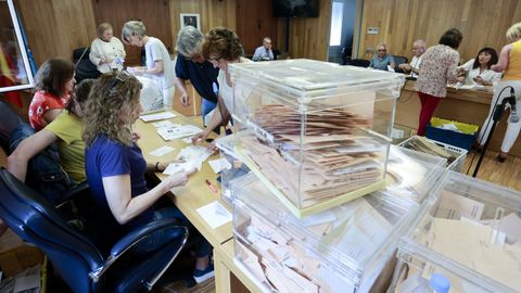 Recuento del voto exterior en la Junta Electoral Provincial de Lugo, en una imagen de archivo. 