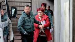 Remedios S�nchez, la asesina en serie de mujeres, a la salida de los juzgados en A Coru�a, en diciembre. 
