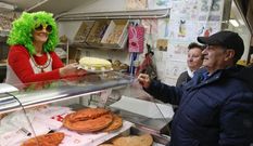 Los placeros de As Cochi�as repartieron filloas entre los clientes. 