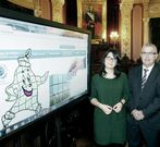 <span lang= es-es >Ropa y calzado</span>. Pedro Andr�s Oliver, con la edila Susana Bayo, calcula que el 90 % de lo recogida se puede aprovechar.