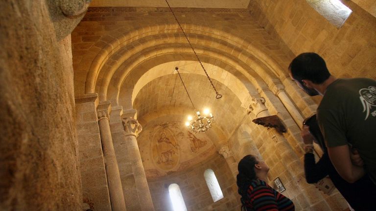 Visitantes en el interior de la iglesia romnica de San Miguel de Eir, en el municipio de Pantn