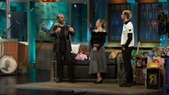 Luis Tosar con Rigoberta Bandini y David Broncano en la emisi�n de �La Revuelta� en la que habl� de su estancia en Monforte