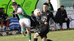 Yeray pone un centro durante el choque contra el Cultural Mani�os en A Marosa.
