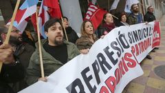 En primer t�rmino, el sindicalista Pablo Fragoso, en una concentracion ante el juzgado que le mult� por animar a quemar una bandera espa�ola