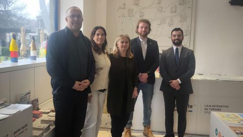 Bustos (segundo por la derecha)  cree que el Eixo Atl�ntico puede abrir v�as para la promoci�n del Arde Lucus