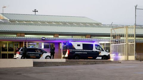 Vista del furgn policial que ha trasladado a Jos Luis balos y Koldo Garca para ingresar este jueves en la crcel de Soto del Real .