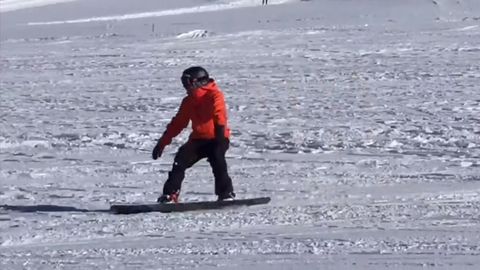 V�ctor Gonz�lez practicando snowboard 18 meses despu�s de su accidente