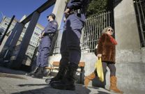 Dos agentes de la Polic�a Nacional, en un operativo de seguridad en el centro de la ciudad. 