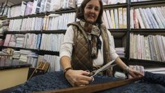 Ana, con las tijeras el metro que usaban sus abuelos para cortar telas ya en los aos 40