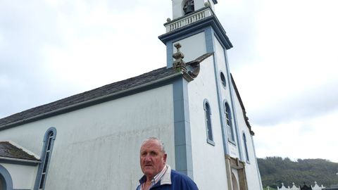 Luis Loureiro, uno de los cuatro vecinos que se encargan del mantenimiento de la iglesia, al pie del campanario