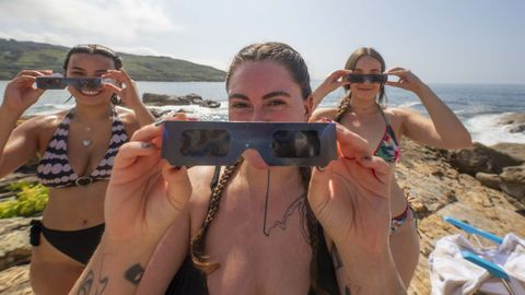 Chicas con sus gafas del eclipse en A Laracha